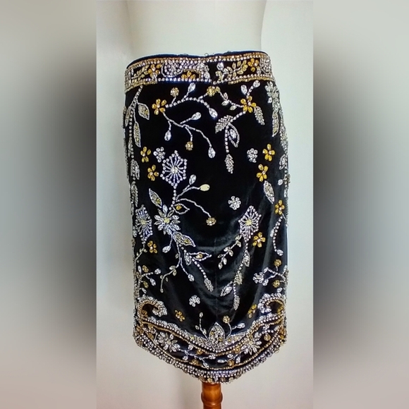 Sherri Hill Black and Gold Embellished Pencil Skirt - Picture 3 of 6